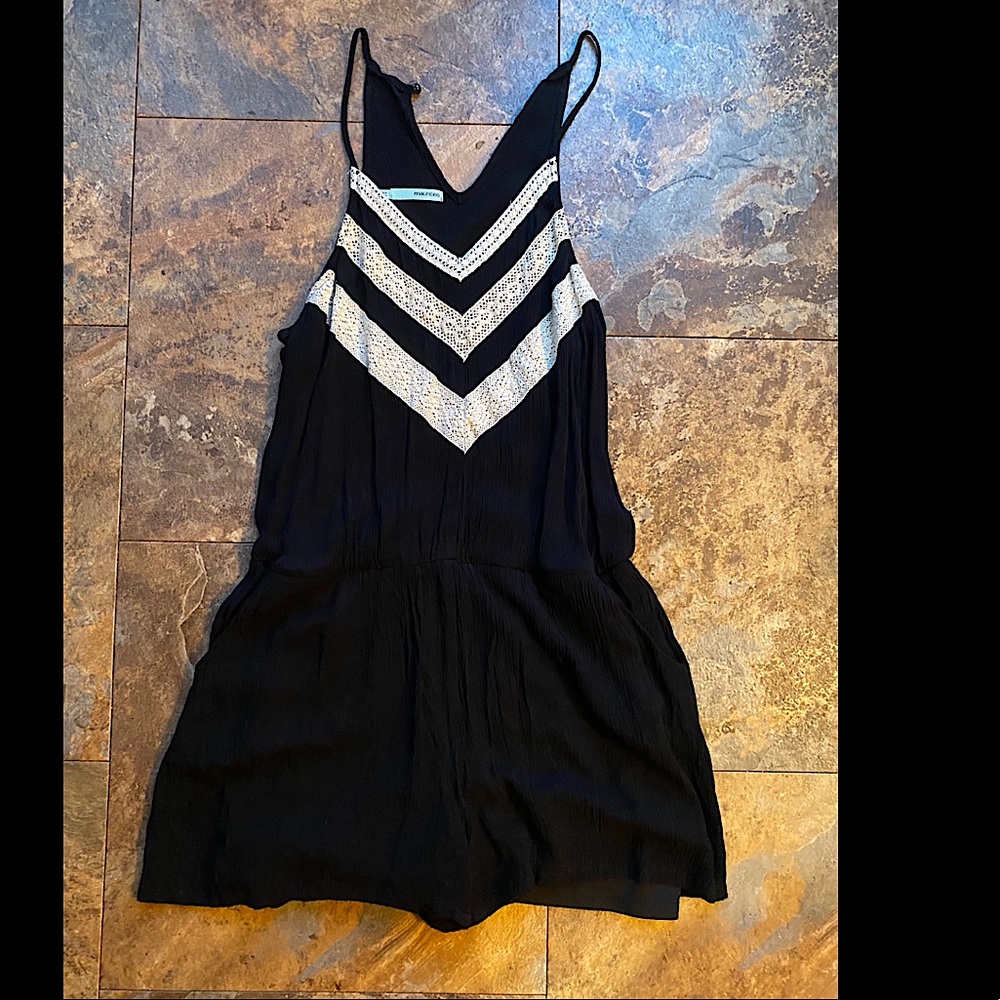 Black and white geometric print romper w/ pockets!